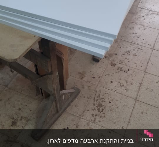 לוחות עץ לבנים על שולחן עבודה בנגריה
